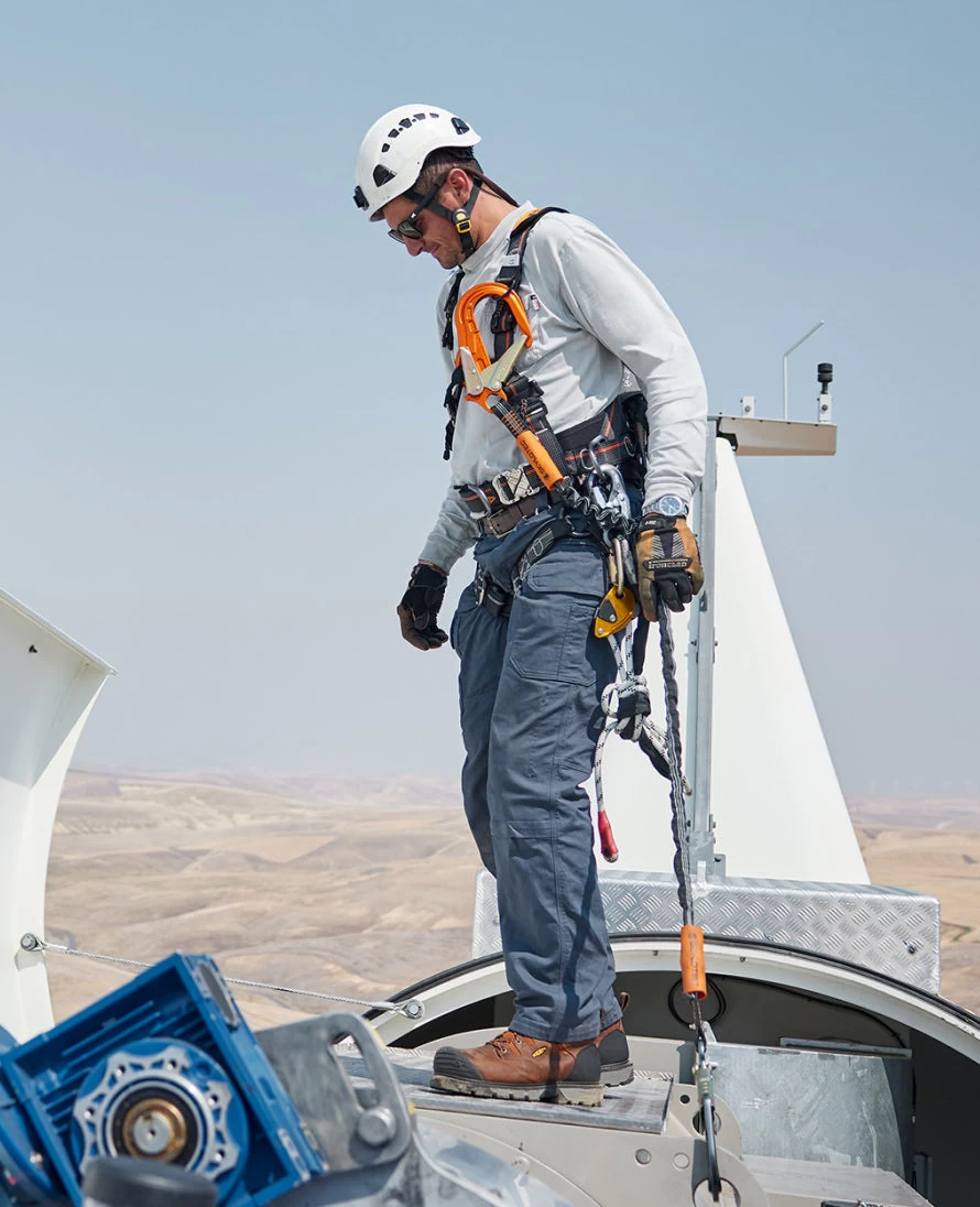 Keen Men's Camden 8" Insulated Waterproof Boot (Carbon-Fiber Toe) | Leather Brown/Black - Image 8